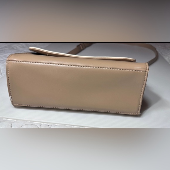 Bebe Los Angeles Shoulder Bag Purse Chain Strap Tan Cream Gold Button Zip Pocket - Picture 5 of 9